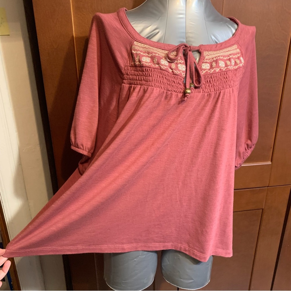 Short sleeve embroidered swing top